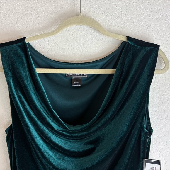 Jessica Howard: Elegant Emerald Green Velvet Dress - Picture 3 of 10
